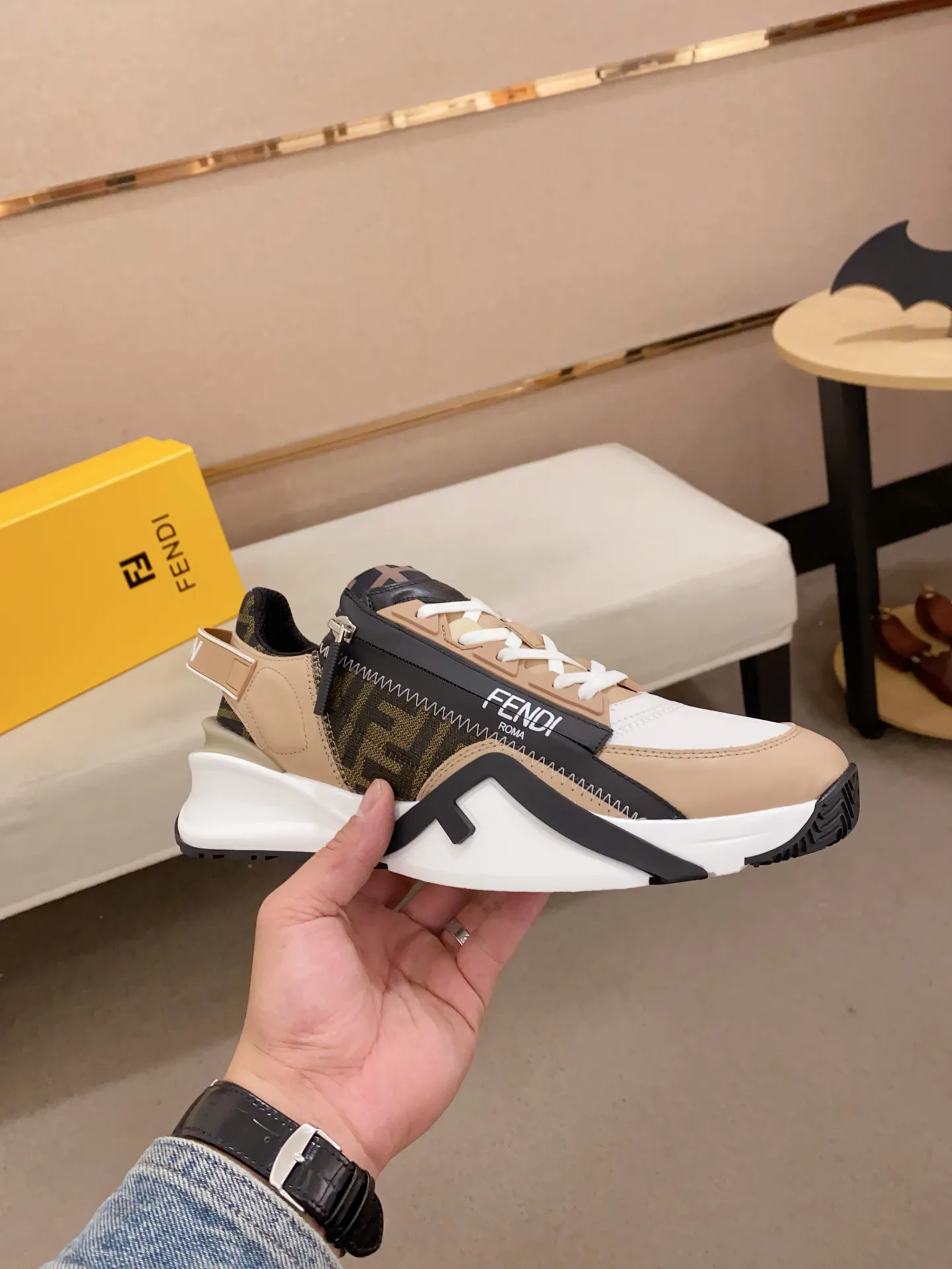 Men's shoes💰: 540💰(Higher version) [Fendi] Fendi's latest casual shoes for men! Available at counters simultaneously! A one-to-one replica of the original. Made entirely of imported top-grain calfskin, the interior is made of top-grain water-dyed cowhide, and the original factory-supplied rubber outsole. Leading new fashion concepts. Matching code: 38-44. 45 can be customized and non-returnable!